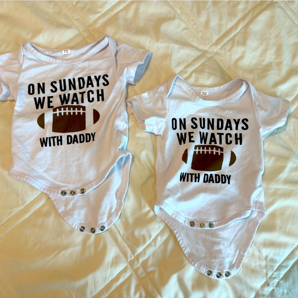 ON SUNDAYS WE WATCH 🏈 WITH DADDY / onesies (0-3 months) / twin set!